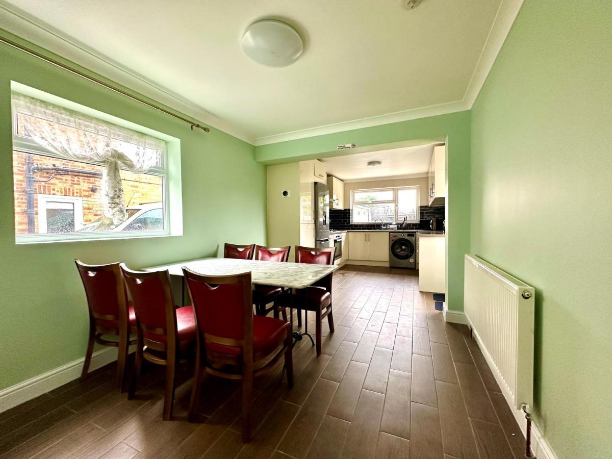 Spacious 3 Double Bedroomed House In Бістер Екстер'єр фото